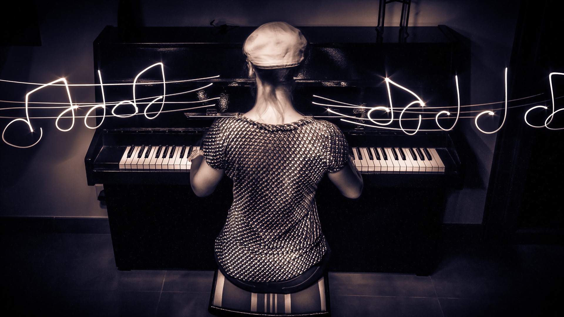 Music_Piano_and_composer_080239_