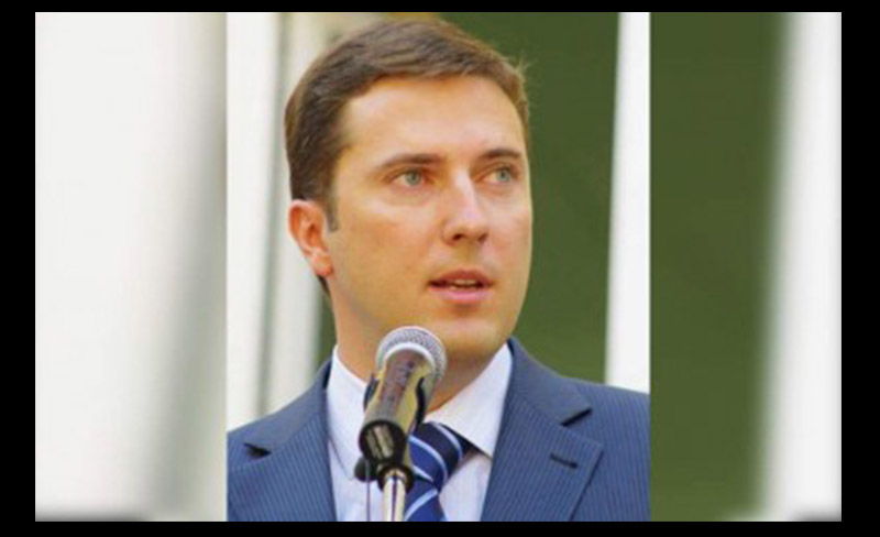 умер