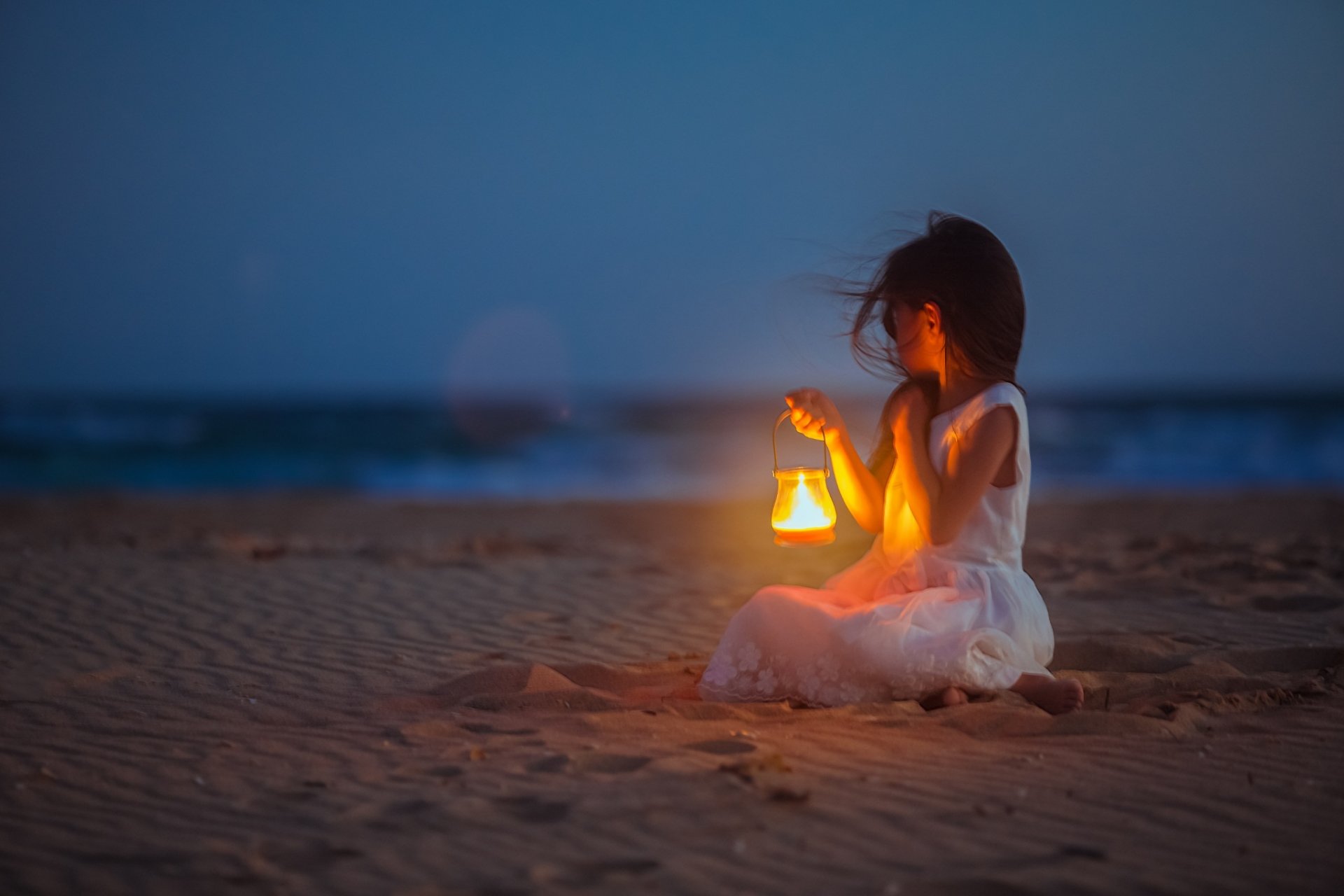 devochka-lampa-bereg-rebenok-vstrecha-ozhidanie-more-pesok-girl-kid-beach-sand-sea-lamp-waiting