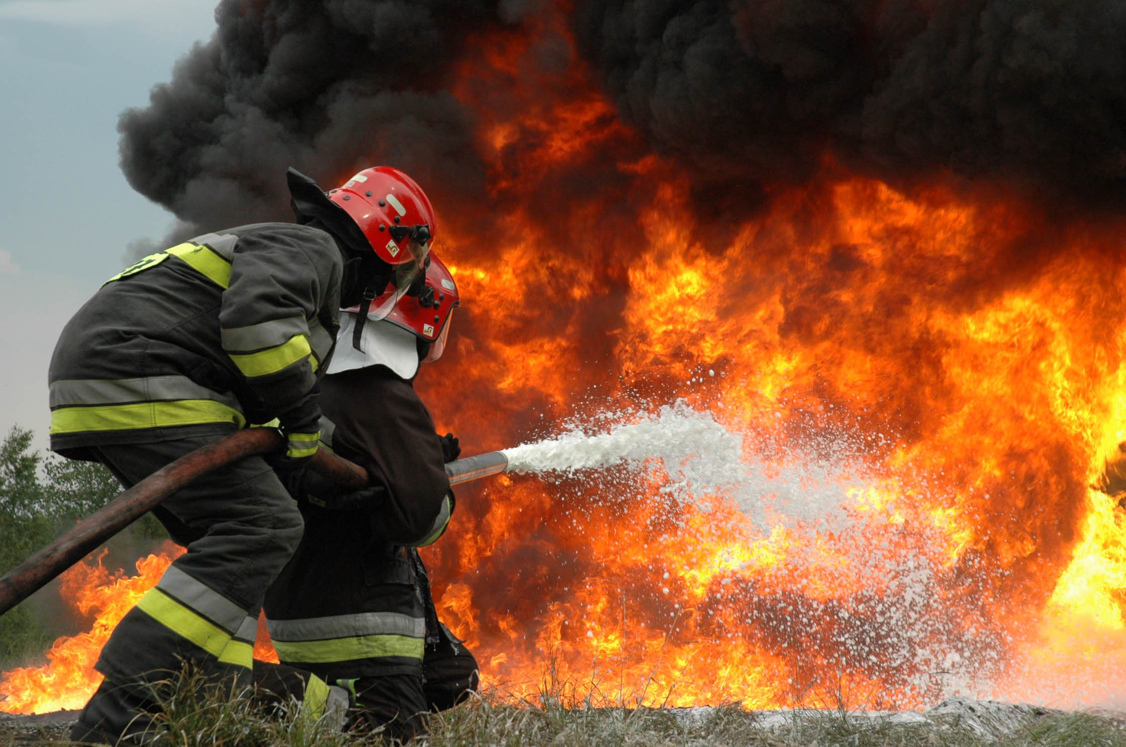 Carlos es bombero. Профессия пожарный. Пожарная охрана. Профессия пожарник. Пожарные тушат пожар.